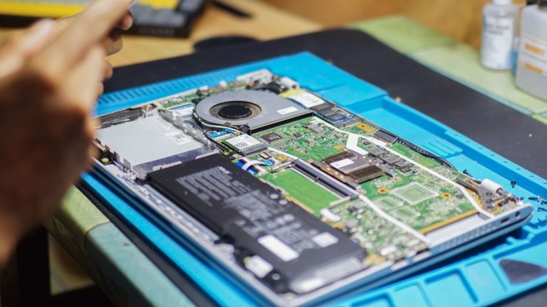 Szétszerelt laptop belső alkatrészei javítás közben